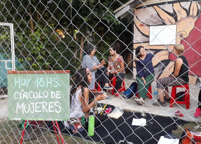 Photo of Participantes del Círculo de Mujeres en la Biblioteca Comunitaria de Matheu
