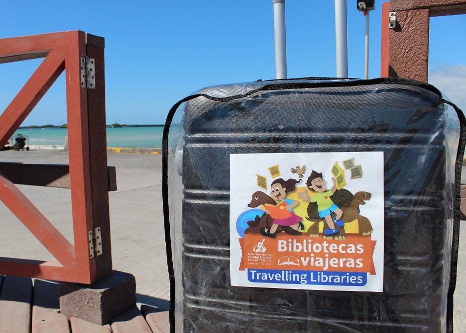 Photo of "Biblioteca Viajera" de la FCD llegando a Puerto Villamil, isla Isabela