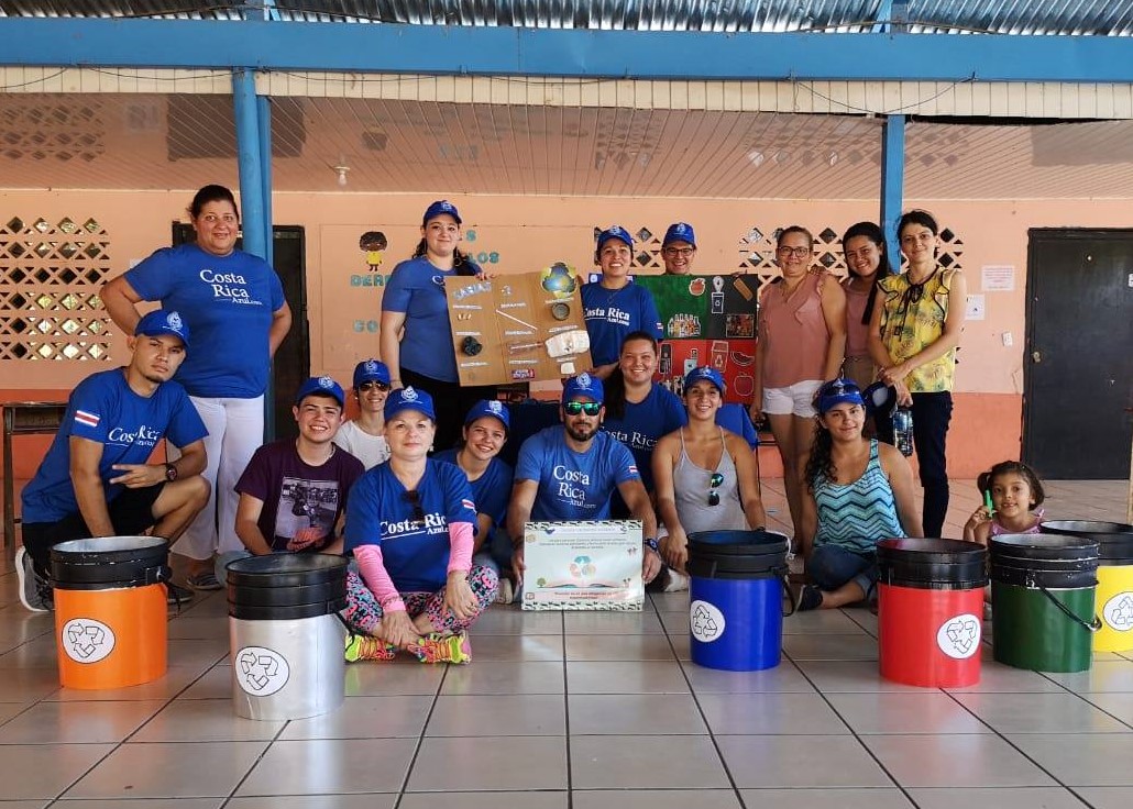 Photo of Un grupo de estudiantes de Bibliotecología y su profesora de la UACA después de dar una charla sobre reciclaje a la comunidad de Caldera