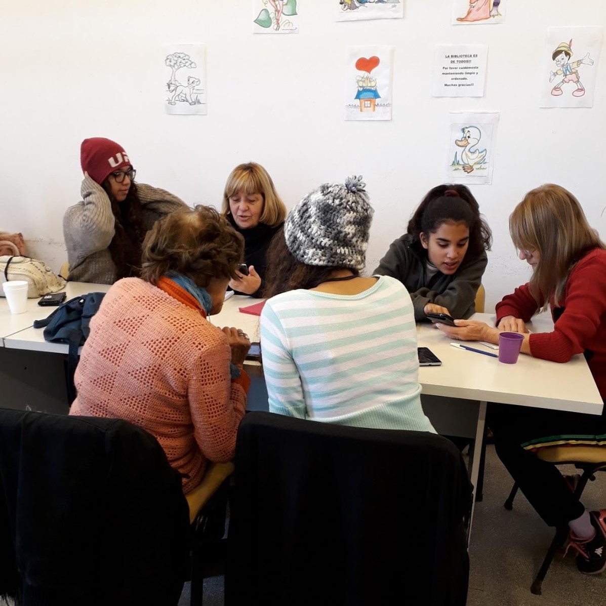 Photo of Los participantes del programa Conectándonos en la Biblio (Connecting in the Library) en la sesión de capacitación