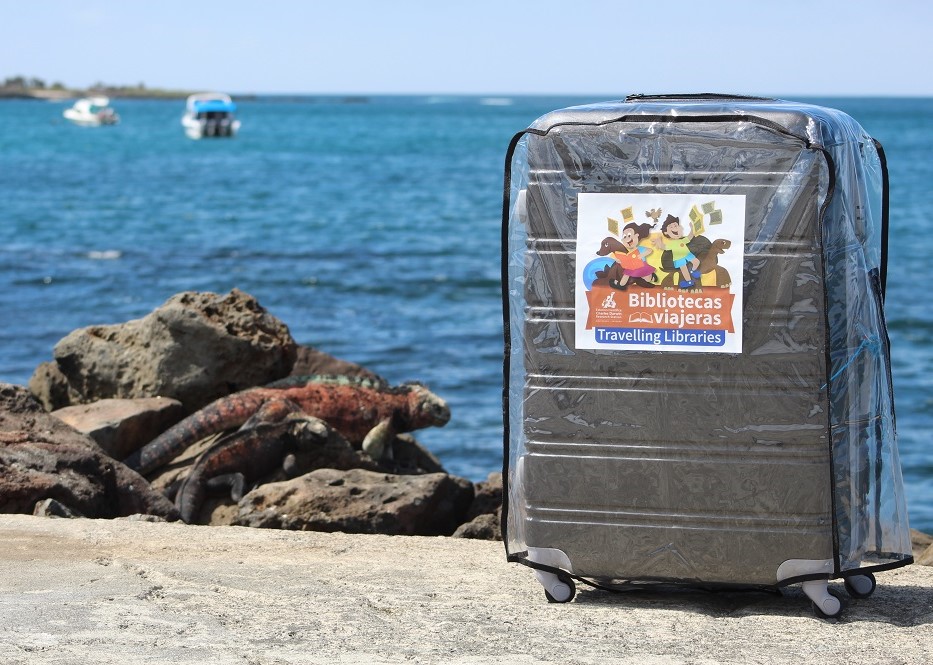 Photo of "Biblioteca Viajera" de la FCD llegando a Puerto Velasco Ibarra, isla Floreana, con una iguana marina de fondo