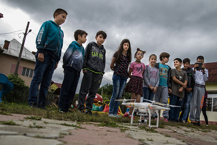 Photo of Copii uitându-se la o dronă